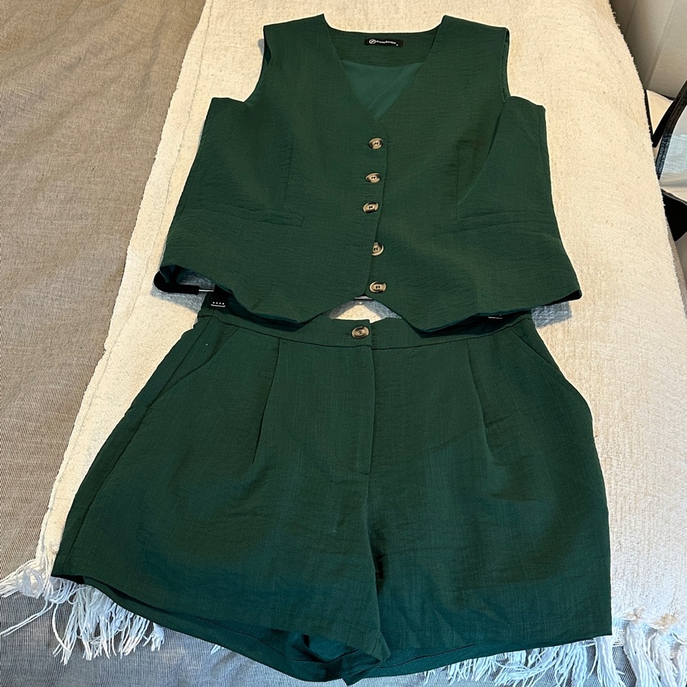 Elegant Green 2 piece set. Business casual. Vest and shorts